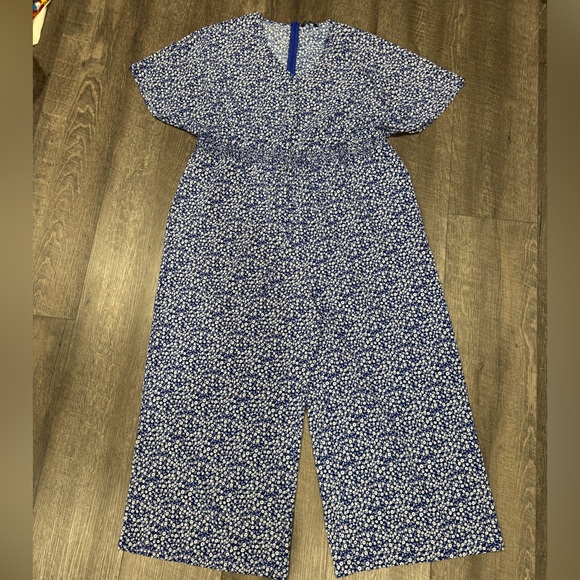 BloomChic Blue and White Floral Attire - Picture 1 of 4